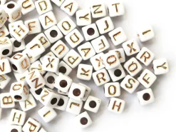 200 mini perles carrées - cubes en plastique - lettres alphabet - blanc et doré - 4,5 mm