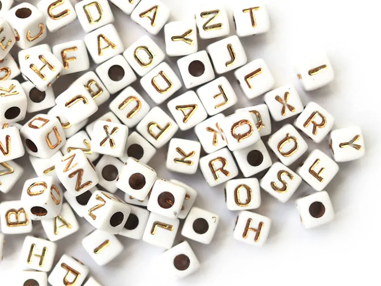 200 mini perles carrées - cubes en plastique - lettres alphabet - blanc et doré - 4,5 mm