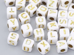200 mini perles carrées - cubes en plastique - lettres alphabet - blanc et doré - 4,5 mm