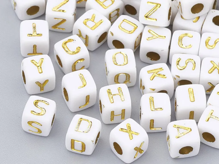 200 mini perles carrées - cubes en plastique - lettres alphabet - blanc et doré - 4,5 mm