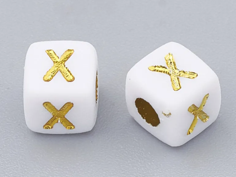 200 mini perles carrées - cubes en plastique - lettres alphabet - blanc et doré - 4,5 mm