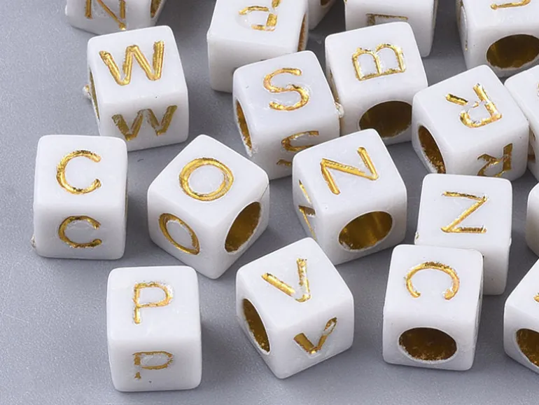 200 mini perles carrées - cubes en plastique - lettres alphabet - blanc et doré - 4,5 mm