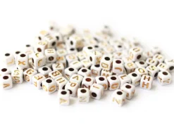 200 mini perles carrées - cubes en plastique - lettres alphabet - blanc et doré - 4,5 mm