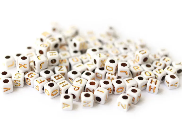 200 mini perles carrées - cubes en plastique - lettres alphabet - blanc et doré - 4,5 mm