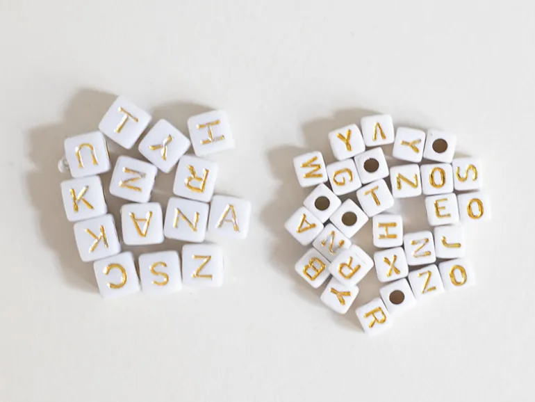 200 mini perles carrées - cubes en plastique - lettres alphabet - blanc et doré - 4,5 mm