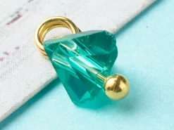 10 pendentifs en verre irisé - forme triangulaire - tons verts - 8 x 6 mm