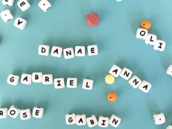1 perle carré 12 mm en silicone - Lettre G