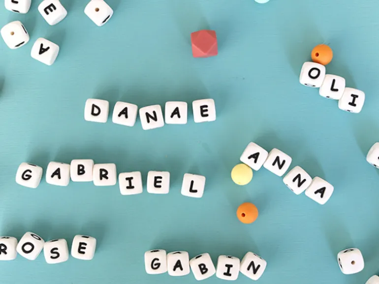 1 perle carré 12 mm en silicone - Lettre G