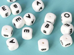 1 perle carré 12 mm en silicone - Lettre D