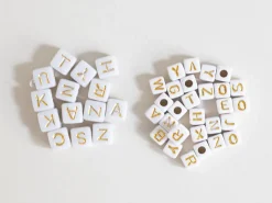 200 perles carrées - cubes en plastique - lettres alphabet - doré et blanc - 6 mm
