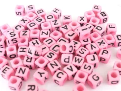 200 perles carrées en plastique - lettres alphabet - rose et noir