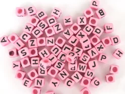 200 perles carrées en plastique - lettres alphabet - rose et noir