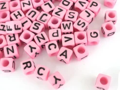 200 perles carrées en plastique - lettres alphabet - rose et noir