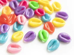 50 perles coquillages cauri en plastique - multicolore