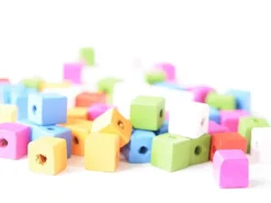 50 perles cubes en bois vernis - 14 mm