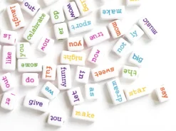 50 perles en plastique - mots multicolore