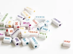 50 perles en plastique - mots multicolore