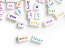 50 perles en plastique - mots multicolore