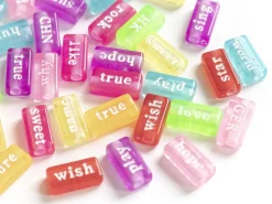 50 perles en plastique - mots flashy multicolore