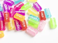 50 perles en plastique - mots flashy multicolore