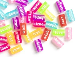 50 perles en plastique - mots flashy multicolore