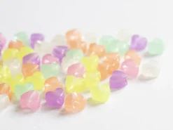 50 perles en plastique - cœurs - phosphorescent / brille dans le noir