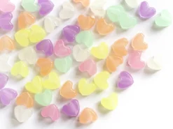 50 perles en plastique - cœurs - phosphorescent / brille dans le noir