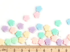 50 perles en plastique - fleurs simples pastelles - 9 mm