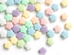 50 perles en plastique - fleurs simples pastelles - 9 mm
