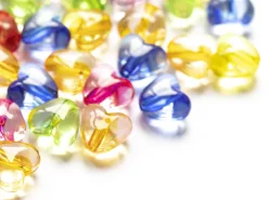 50 perles en plastique coeur - inclusion multicolore - 10 mm
