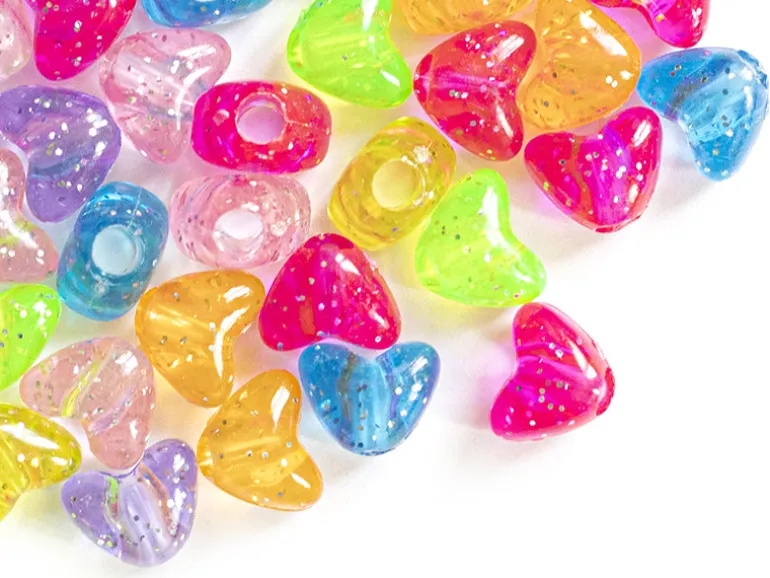 50 perles en plastique- cœurs pailletés - multicolore