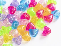 50 perles en plastique- cœurs pailletés - multicolore