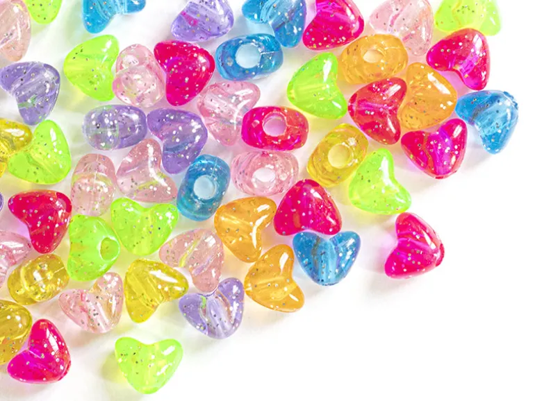 50 perles en plastique- cœurs pailletés - multicolore