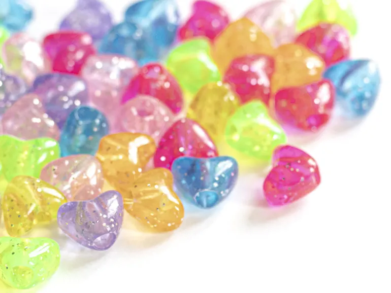 50 perles en plastique- cœurs pailletés - multicolore