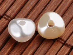 20 perles en plastique imitation perles de culture - forme irrégulière - 8 x 6 mm
