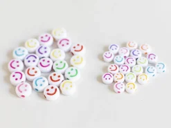 20 perles en plastique rondes symbole sourire - blanc et multicolore - 7 mm