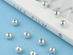 100 perles en plastique rondes - 6 mm - argenté