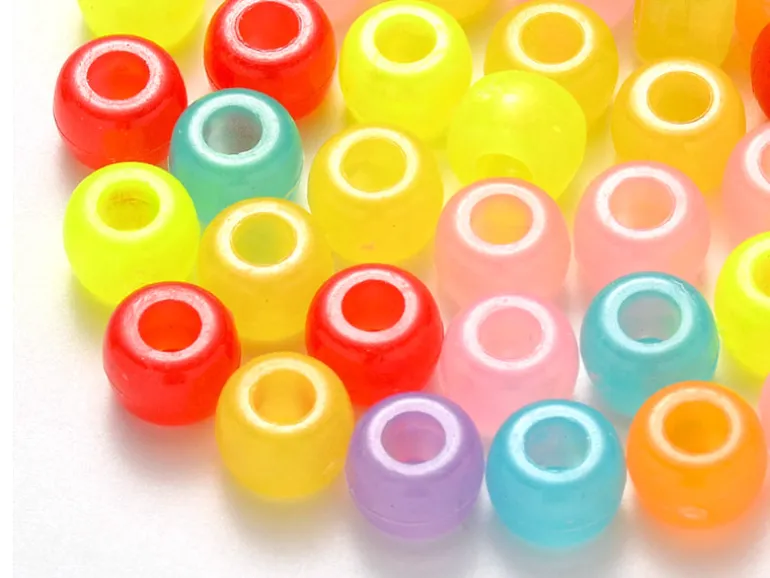 100 perles en plastiques basiques pour enfants - couleurs phosphorescentes et transclucides - 9x6 mm
