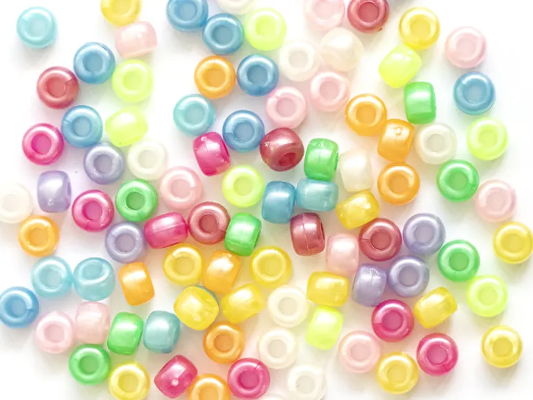 100 perles en plastiques basiques pour enfants - couleurs nacrées - 9x6 mm