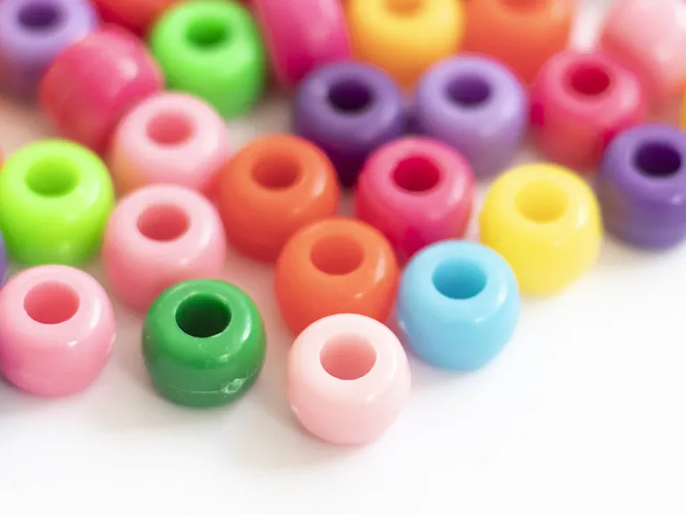100 perles en plastiques basiques pour enfants - couleurs vives - 9x6 mm