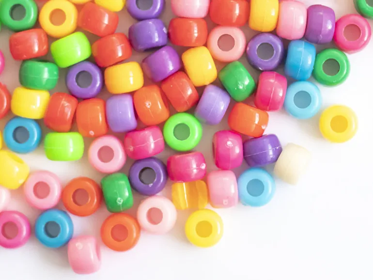 100 perles en plastiques basiques pour enfants - couleurs vives - 9x6 mm