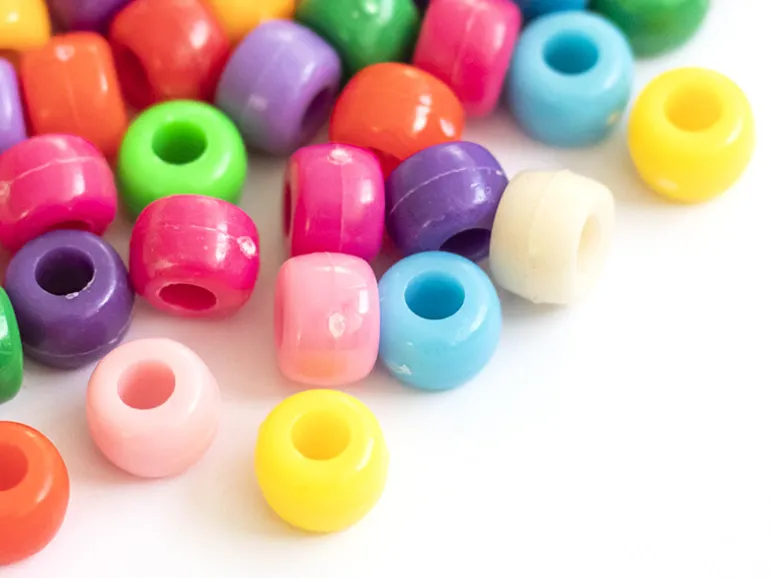 100 perles en plastiques basiques pour enfants - couleurs vives - 9x6 mm