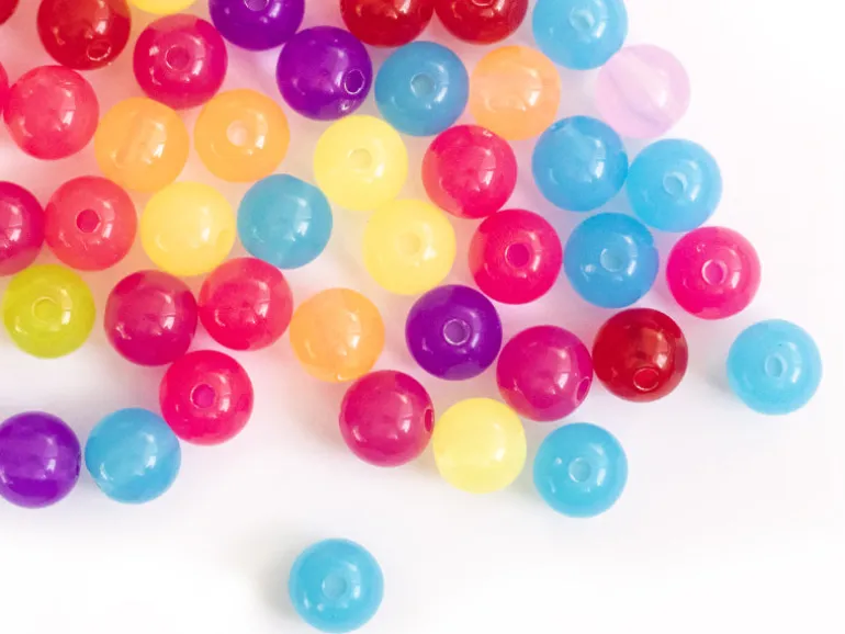 100 perles en plastiques rondes - transclucides multicolores - 8 mm