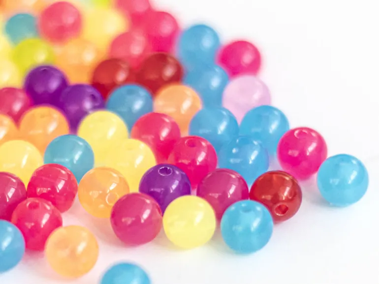 100 perles en plastiques rondes - transclucides multicolores - 8 mm