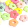 50 perles fleurs évidées en plastique - multicolore