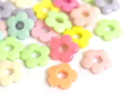 50 perles fleurs évidées en plastique - multicolore