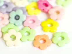 50 perles fleurs évidées en plastique - multicolore
