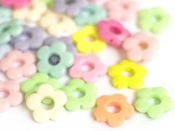 50 perles fleurs évidées en plastique - multicolore