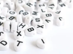 200 perles lettres alphabet en forme de coeur - noires et blanches