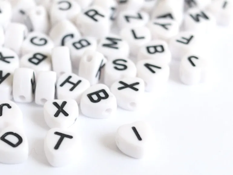 200 perles lettres alphabet en forme de coeur - noires et blanches